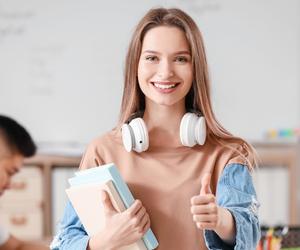 Ilu języków obcych uczą się licealiści w Polsce? Które wybierają najchętniej? 