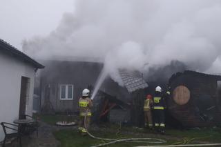  Pożar domu w powiecie nakielskim! Na miejscu aż 11 zastępów straży pożarnej [ZDJĘCIA]