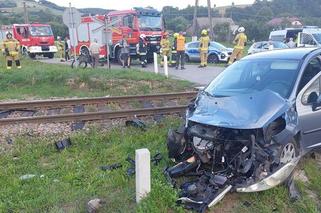 Groza na przejeździe kolejowym w Zborowicach! Auto uderzyło w nadjeżdżający pociąg