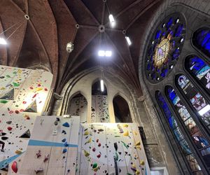 Ścianka wspinaczkowa w kościele św. Antoniego Padewskiego w Brukseli