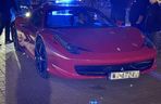 Znany TikToker driftował czerwonym Ferrari. Rozbił auto i uciekł