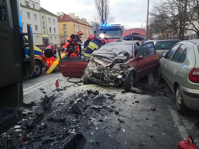 Groźny wypadek na Powstańców Warszawy w Bydgoszczy! Kierowca był uwięziony w aucie! [ZDJĘCIA]