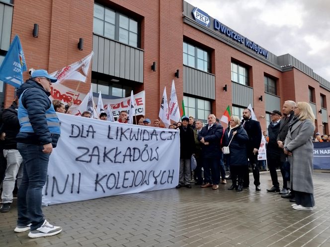 Pracownicy Zakładu Linii Kolejowych pikietowali w Siedlcach! Poparli ich siedleccy radni