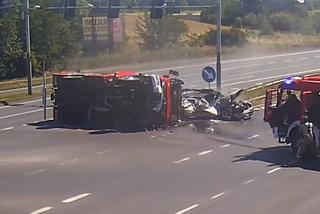 Wóz straży pożarnej staranował osobowe volvo. Koszmarny wypadek w Lubinie [WIDEO]