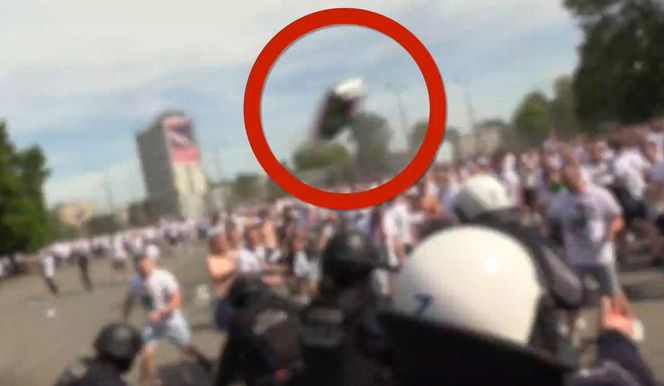 Służby opublikowały szokujące nagranie. Kibice rzucali w policjantów szklanymi butelkami. „Zatrzymali blisko 100 osób”.