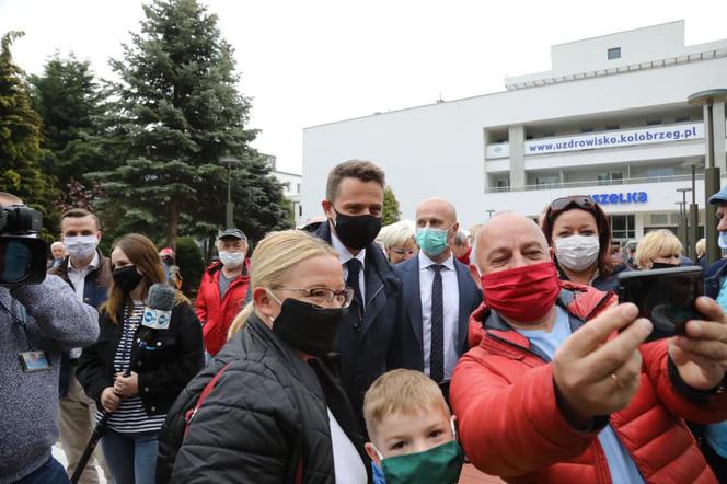 Trzaskowski nie przestrzega rządowych obostrzeń
