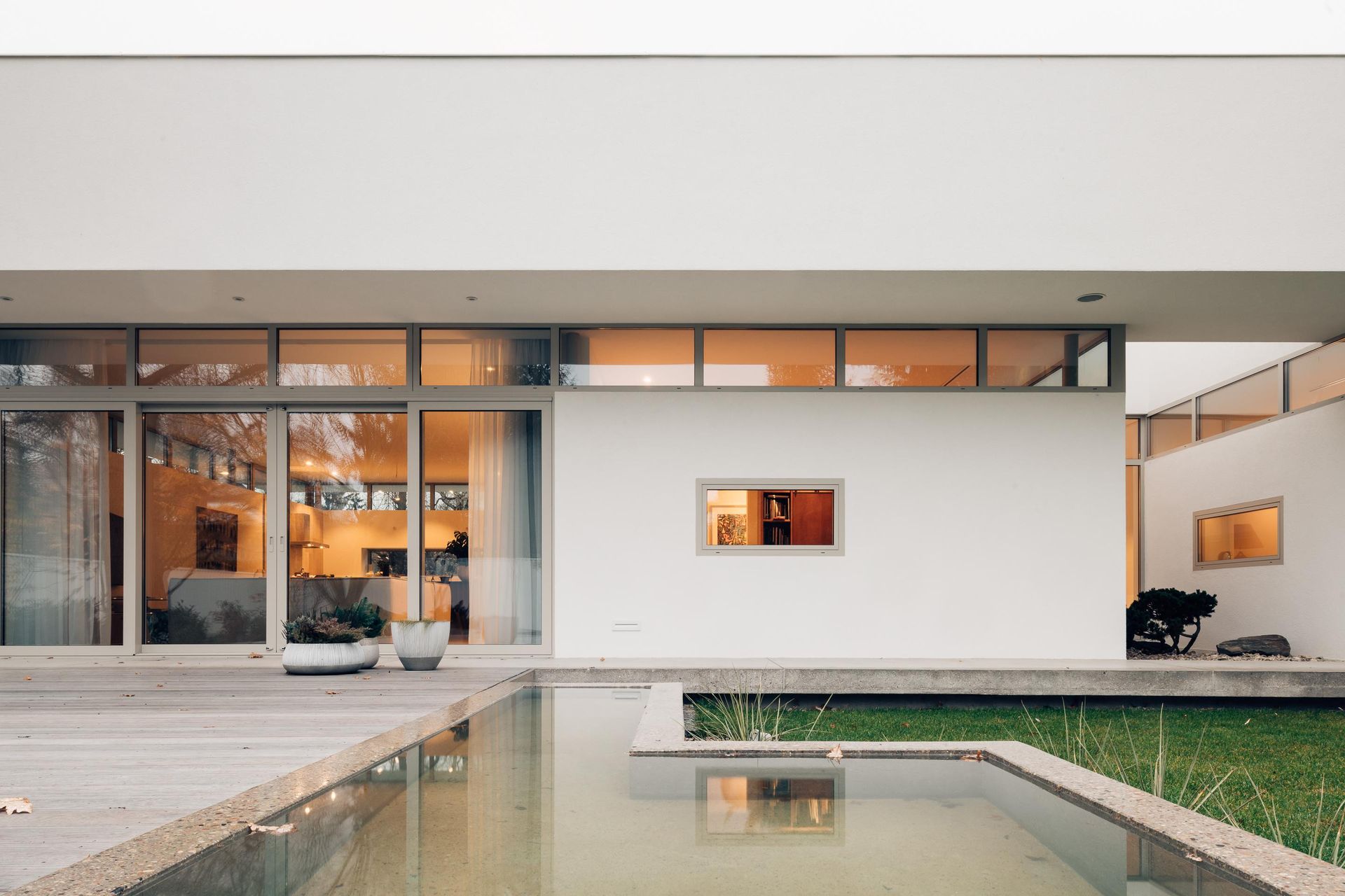 Dom z lewitującym dachem pod Warszawą. Fot. ONI Studio