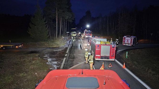 Toyota wbiła się w autobus. Młody kierowca nie żyje