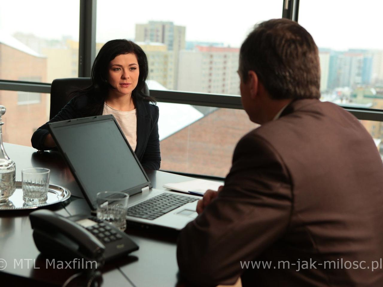 Kinga jest dumna, że prezes osobiście chce poznać kandydatkę na stanowisko rzecznika dużej firmy.