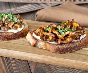 Grzanki z grzybami - wykwintna przekąska, hit sezonu grzybowego