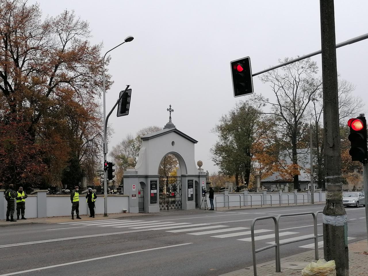 Pustki na cmentarzach w Radomiu i regionie, służby przed bramą pilnują przestrzegania zakazu wstępu 