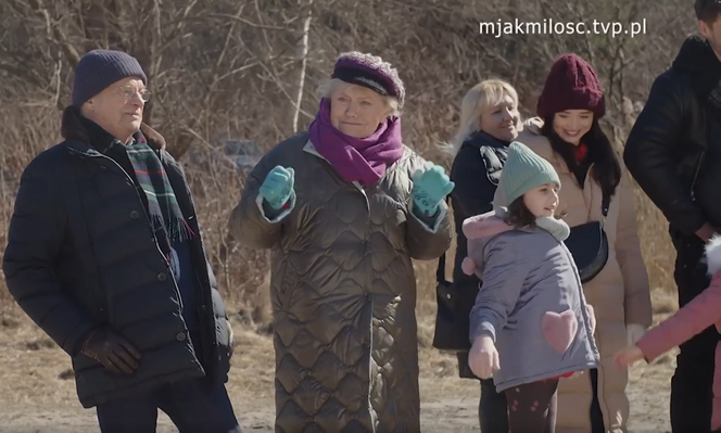 M jak miłość. Barbara Mostowiak (Teresa Lipowska) na planie. Modry (Stefan Friedmann), Iza (Adriana Kalska), Marcin (Mikołaj Roznerski)