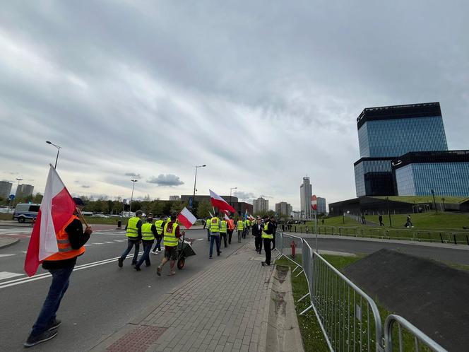 Rolnicy wjechali z gnojem na Europejski Kongres Gospodarczy w Katowicach. Protest przeciwko Zielonemu Ładowi