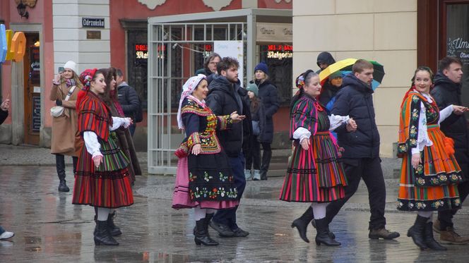 Polonez dla Fredry 2025 we Wrocławiu. Maturzyści zatańczyli na Rynku [ZDJĘCIA]