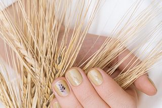 Lniane paznokcie to idealny manicure dla minimalistek