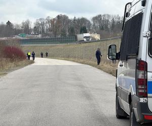 Zabójstwo małżeństwa w Ostródzie. Policyjne poszukiwanie przy poligonie