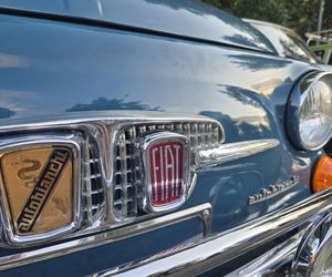 Motoryzacyjne legendy pod Torbydem. Bydgoskie Klasyki Nocą znów przyciągnęły tłumy