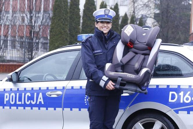 Policjanci przy szkołach sprawdzają rodziców i dziadków. Trwa akcja Bezpieczny maluch