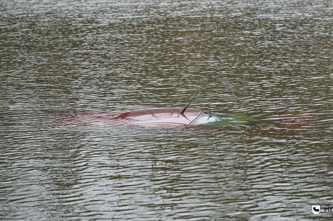 Mrągowo: Samochód wjechał do jeziora Magistrackiego
