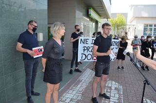 Protest przed biurem starachowickiego posła PiS