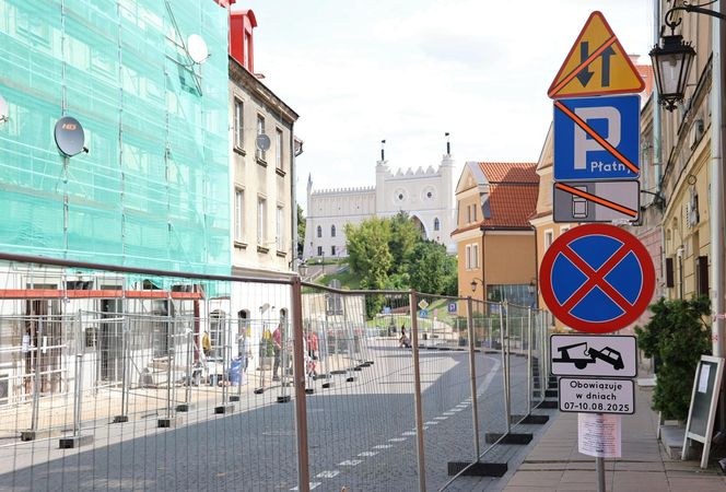 Przed sobotnim koncertem trwa budowa sceny na pl. Zamkowym w Lublinie