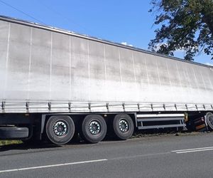 Tragiczny wypadek w Bielanach. Nie żyje kierowca osobówki