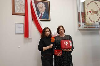 Defibrylator znajduje się na głównym korytarzu CKZiU w Siedlcach, zaraz przy wejściu