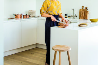 Nowoczesna biała kuchnia. Styl minimalistyczny i drewno