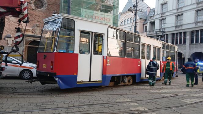 To mogło skończyć się tragedią w centrum Bydgoszczy. Wykoleił się tramwaj, którym podróżowało 50 pasażerów