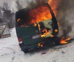 Lubelskie: To był jedyny sposób na uratowanie majątku. Policjanci wyciągnęli płonące auto z drewnianej wiaty