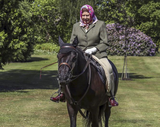 94-letnia królowa Elżbieta ujeżdża konia