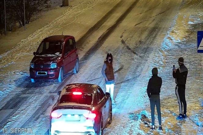 Sochaczew. Weszła na ulicę i zrobiła TO! SKANDALICZNE zachowanie 41-latki [ZDJĘCIA]