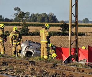 Tragedia na przejeździe kolejowym pod Gnieznem. Nie żyje kierowca osobówki!