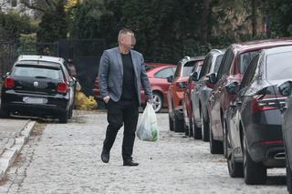 Przynieśli Kaczyńskiemu tajemniczą reklamówkę. Tak doglądają prezesa PiS [ZDJĘCIA PAPARAZZI]