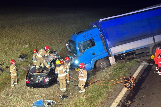 Śmiertelny wypadek na DK 94 pod Bolesławcem. Ciężarówka zderzyła się z osobówką. Nie żyje jedna osoba