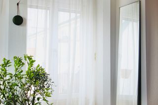 Ostatnio dodałam to do proszku i uprałam firanki, a stały się śnieżnobiałe. Wyglądają jak nowe i pachną świeżością. Wybielenie firanek