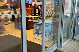 Rabuś z Ostródy napadł na stację. Zamiast wielkiej fortuny, zabrał białego misia