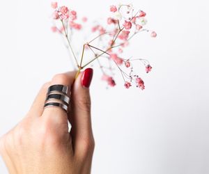 Manicure na wiosnę zachwyca prostotą. Zapomnij o mocnych kolorach i bogatych zdobieniach