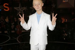 Uwielbia sport, od pięciu lat trenuje karate, w którym zdobył pomarańczowy pas.