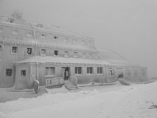 Sroga Śnieżka zimą! Te zdjęcia robią wrażenie! [GALERIA]