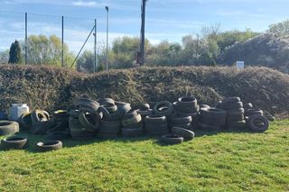 Śmietnisko opon na osiedlu w Gostyniu postrzątane 