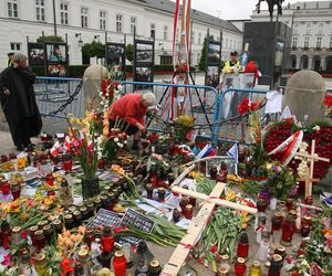 15. rocznica katastrofy smoleńskiej. Burzliwa historia krzyża sprzed Pałacu Prezydenckiego