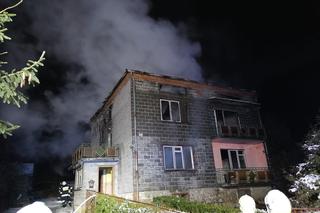 Tragiczny pożar pod Olkuszem. Nie żyje mężczyzna wyniesiony z płonącego domu