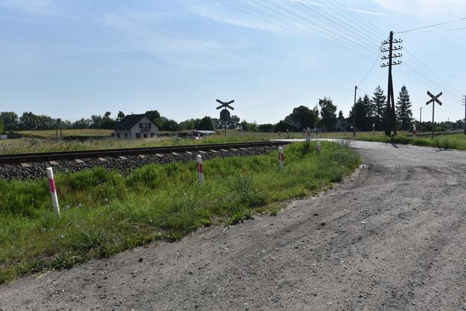 Łukasz miał tylko kilometr do domu. Zginął pod kołami pociągu na niestrzeżonym przejeździe