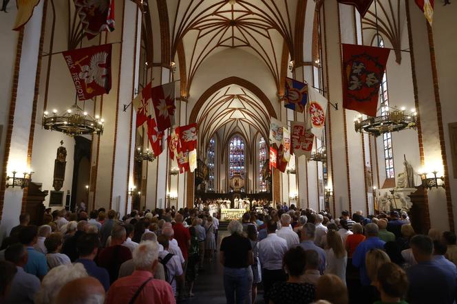 Ulicami przeszła centralna procesja Bożego Ciała. Wystrój ołtarzy nawiązuje do hasła „Wierzę w Kościół Chrystusowy”