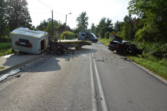 Wypadek w Hyżnem: 25-letni kierowca bmw zmarł w szpitalu