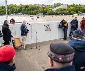 Tablica upamiętniająca Bohdana Sienkiewicza na Alei Żeglarzy w Gdyni