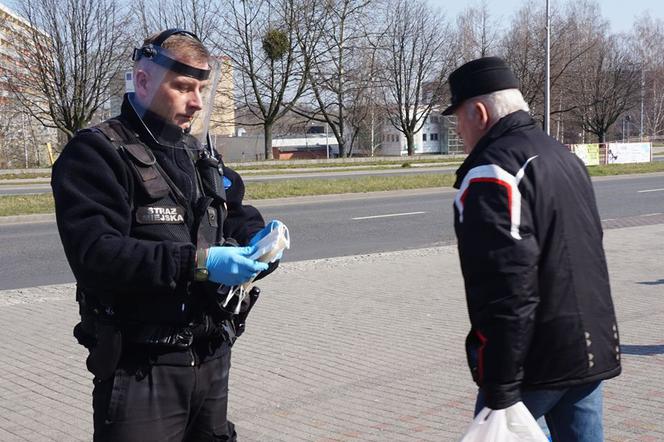 Zakrywanie twarzy OBOWIĄZKOWE! Na Śląsku strażnicy rozdają maski ZA DARMO