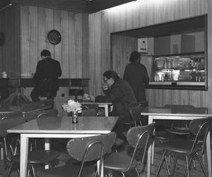 Fast food w PRL: bułka z pieczarkami i kiełbaska z wody