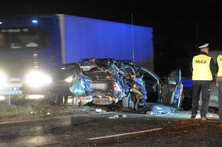 Dziekanów Leśny: Wypadek. Nie żyje pasażer stojącego na poboczu auta, w które uderzył bus GALERIA